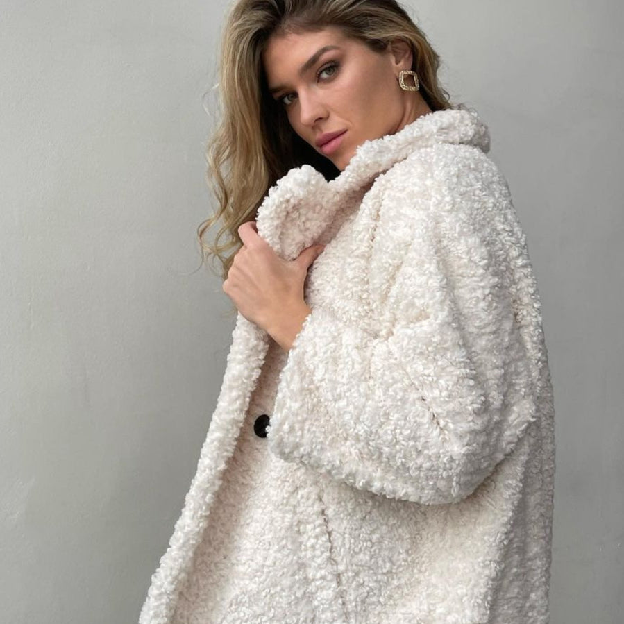 Elegáns irodai kabát hosszú ujjakkal és puha hajtókával