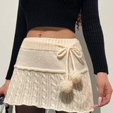 Kábelmintás kötött szoknya pomponnal