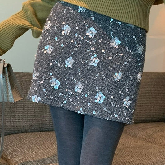 Rövid, magas derekú, flitterekkel hímzett A-vonalú szoknya