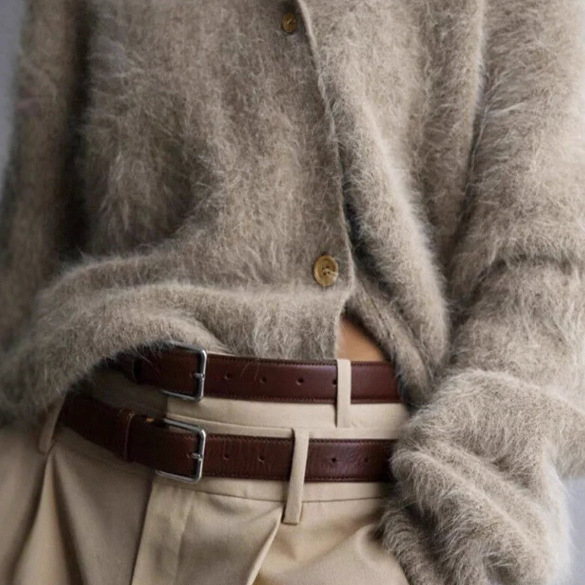 Hosszú ujjú, gombos mellény V-nyakkal