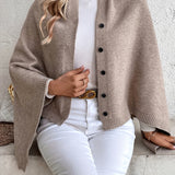 Női poncsó – puha kötésű – laza szabású – gombos záródású – bordázott felülettel