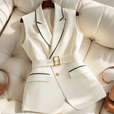 Női blézer – testhezálló szabású – szabott gallér – csatos öv – csípőig érő hossz