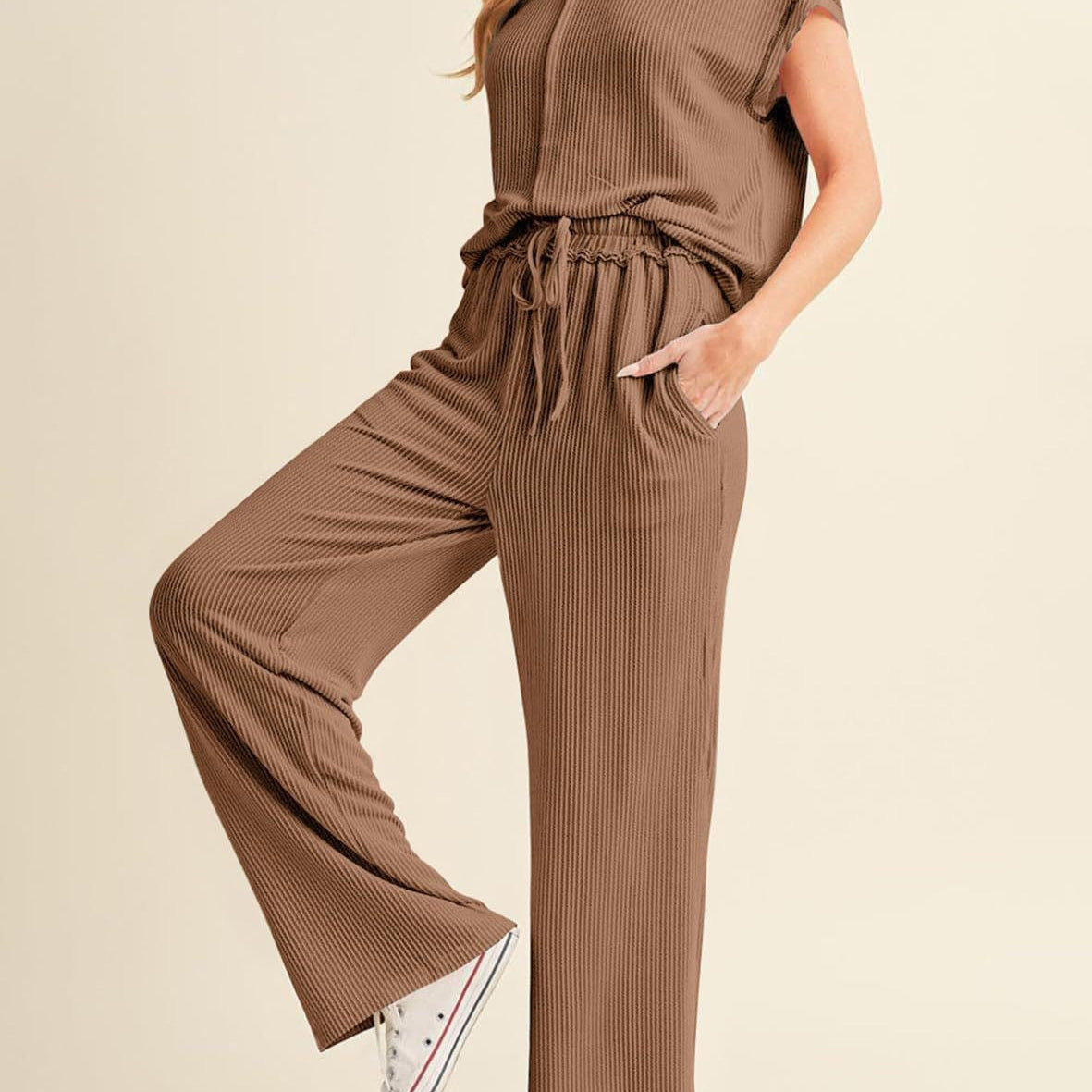 Női pizsama szett – laza szabású – puha, bordázott kötésű – rövid ujjú felső és bő szárú nadrág