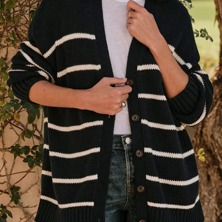 Csíkos, V-nyakú kötött mellény