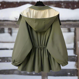 Elegáns, túlméretezett és funkcionális kétszínű női kabát