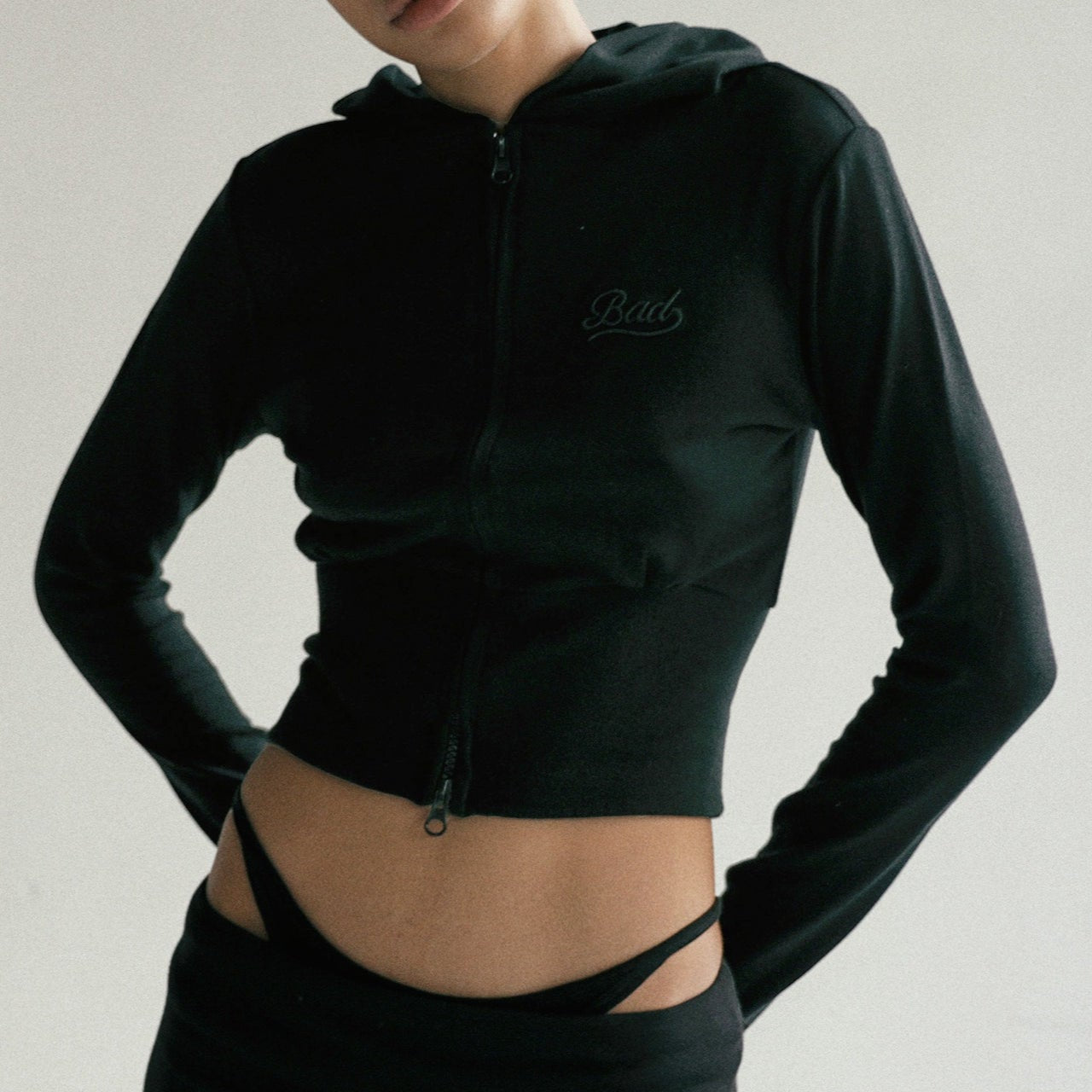 Hímzett, rövidített, cipzáras kapucnis pulóver