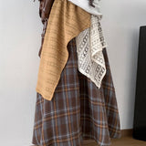 Aszimmetrikus kockás szoknya csipkebetétekkel