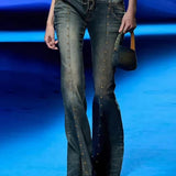 Alacsony derekú, bővülő farmer szegecsekkel