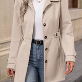 Elegáns gyapjúkeverék kabát bevágott hajtókával és gombokkal