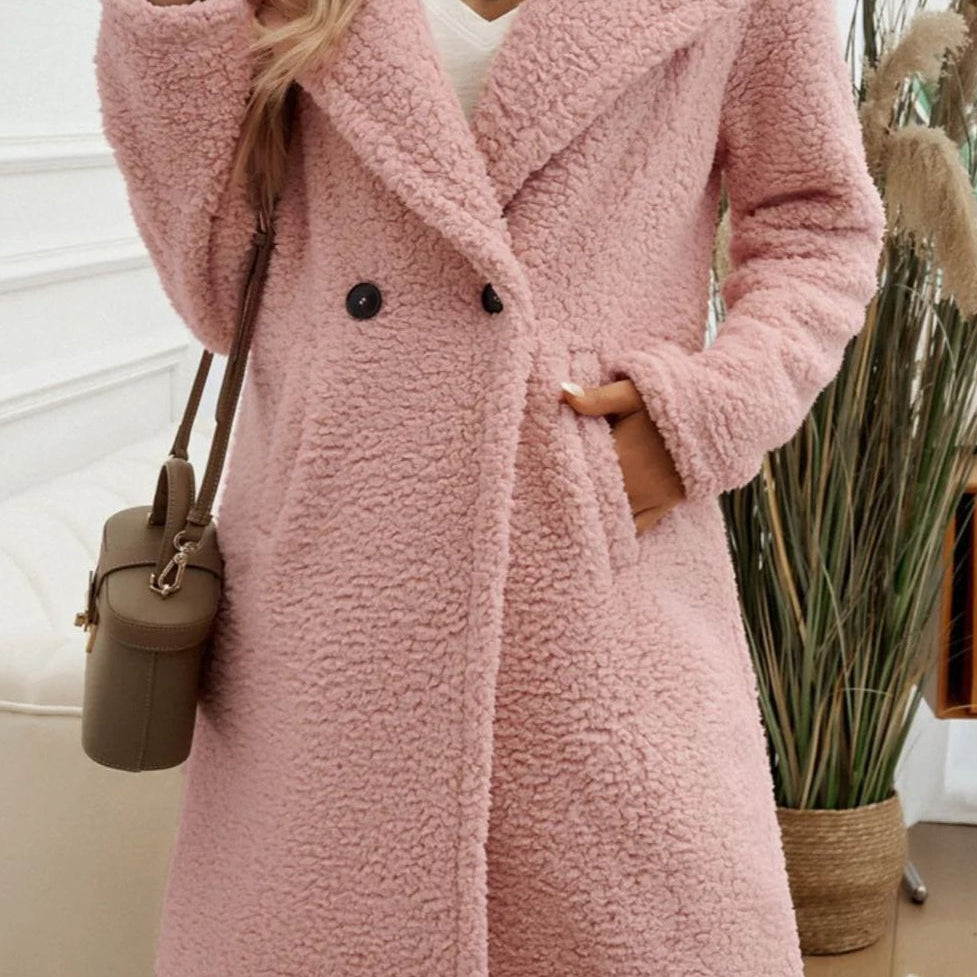 Közepesen hosszú kabát bolyhos hajtókával