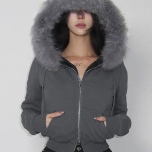 kapucnis kabát szőrme szegéllyel és cipzárral a derekán