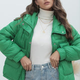 Élénk színű pufi kabát magas gallérral