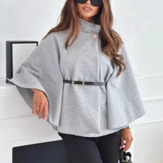 Elegáns és sikkes gyapjú köpeny megkötős övvel a derekán