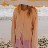 Laza, egyszerű kötésű kardigán hosszú, gombos ujjakkal