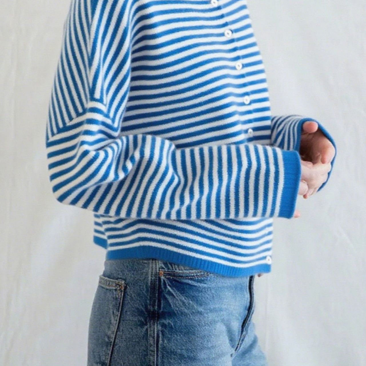 Csíkos kötött mellény kerek nyakkal