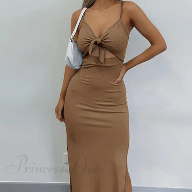 Pánt nélküli ruha hasítékkal, nyitott háttal és elöl masnival