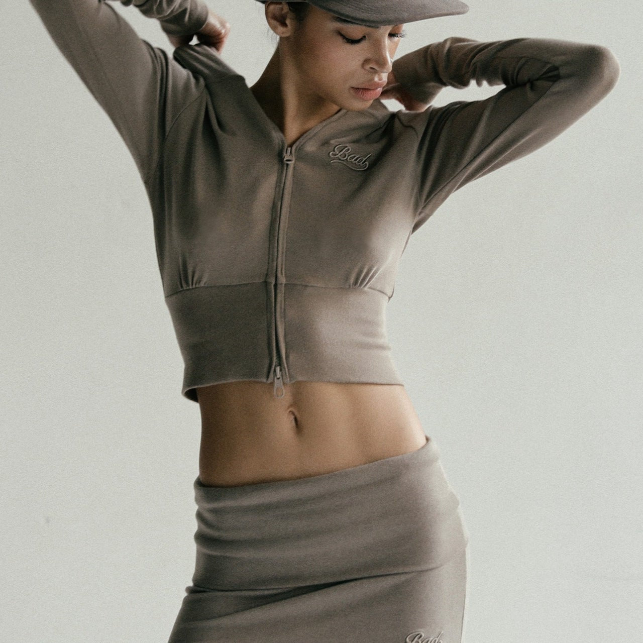 Hímzett, rövidített, cipzáras kapucnis pulóver