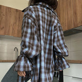 Hosszú ujjú, kockás blúz megkötött és testhezálló derékkal