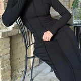 Testhezálló ruha kerek nyakkal és hasítékkal