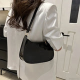 Élénk színű, egyszerű, négyzet alakú válltáska