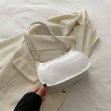 Élénk színű, egyszerű, négyzet alakú válltáska