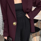 Elegáns, bő szabású bordó kabát retró professzionális stílusban