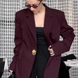 Elegáns, bő szabású bordó kabát retró professzionális stílusban