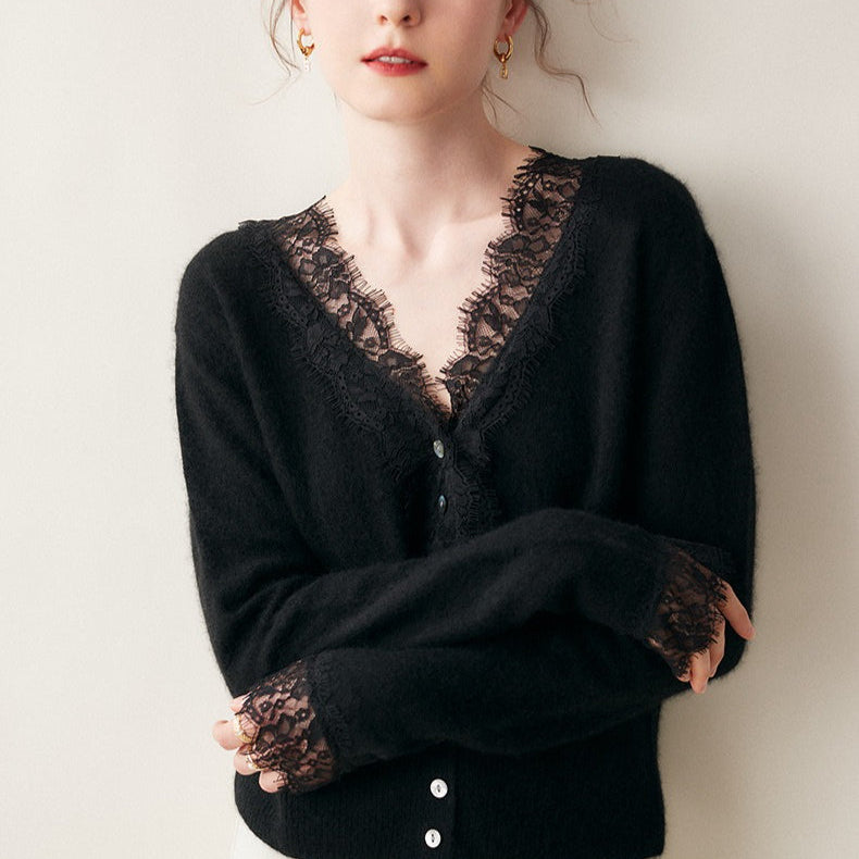 Kasmír kötött mellény V-nyakkal és csipkével szegélyezve