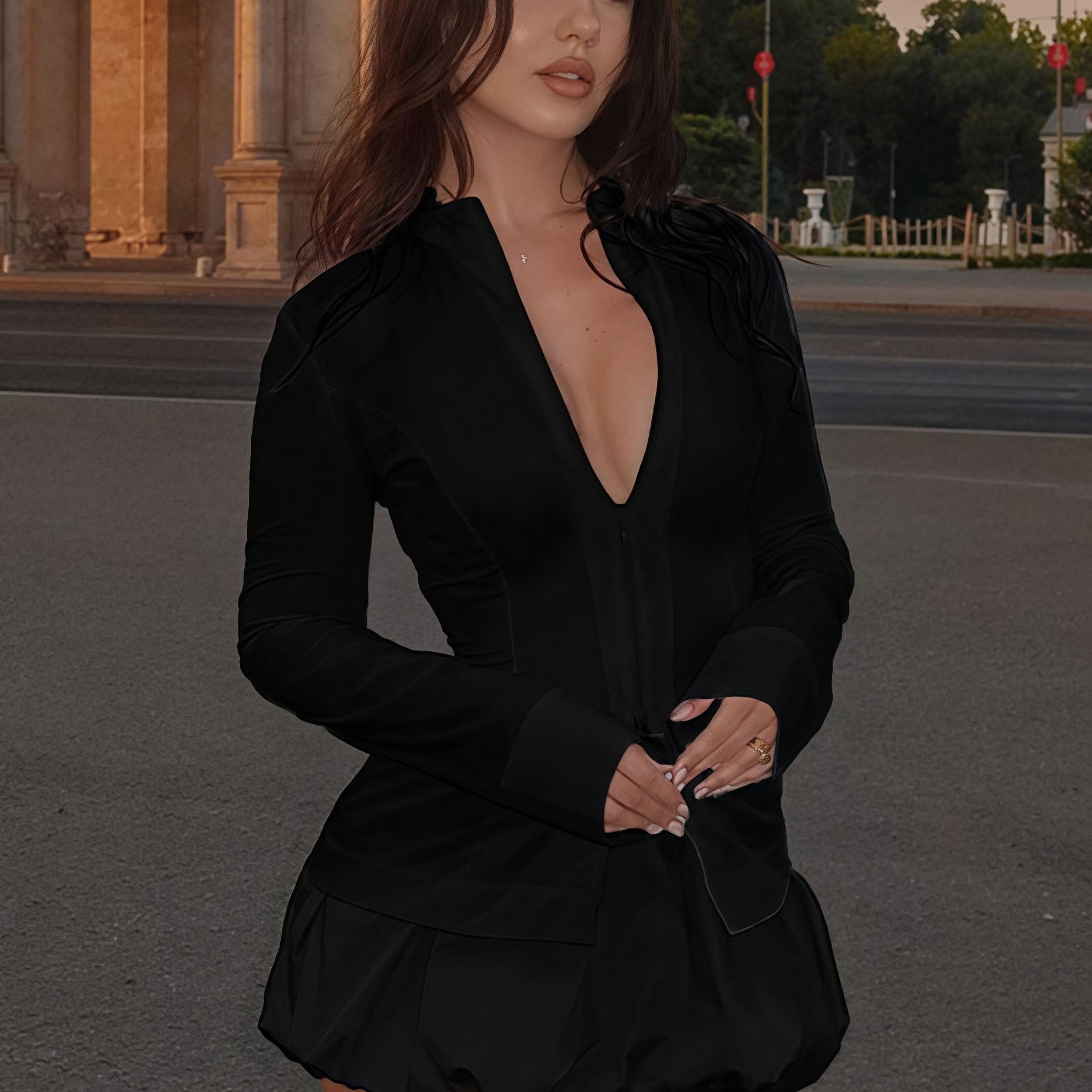 Elegáns szoknya és magas nyakú szett, karcsúsított szabással, hosszú ujjakkal és cipzárral