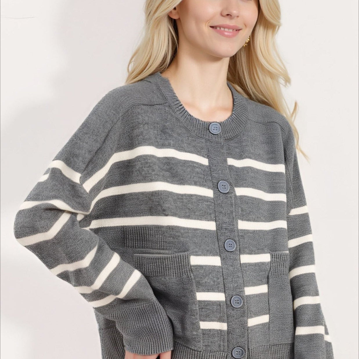 Csíkos kötött kardigán kerek nyakkal és gombos zsebbel