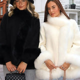 Elegáns köpeny szőrmegallérral és panelekkel