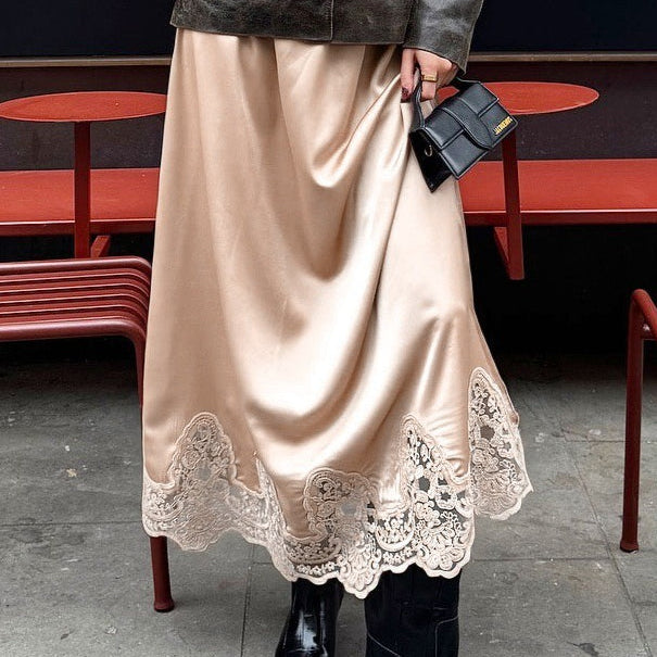 Elegáns, csipkével díszített A-vonalú szoknya