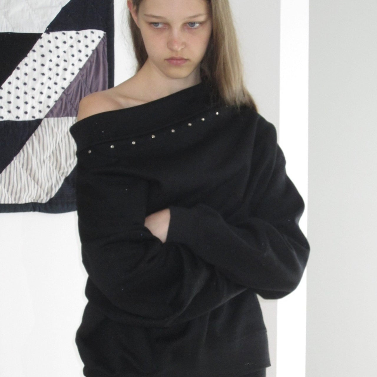 Hosszú ujjú, váll nélküli pulóver, szegecsekkel díszítve