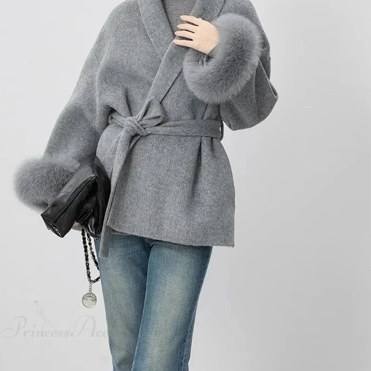 Kasmír kabát szőrme mandzsettával, rókaprémes kabát