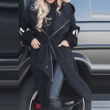 Hosszú, lezser kabát fűzőkkel és foltvarrással