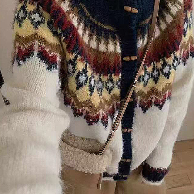 Fair Isle kötött kardigán kerek nyakkal és szarugombokkal, kerek nyakkivágással