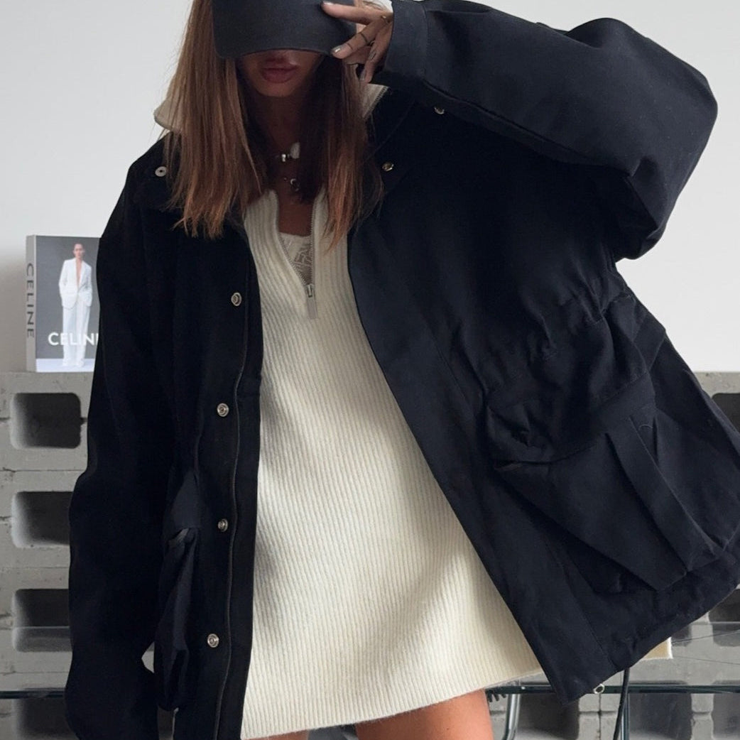 Gumírozott derékkal és praktikus zsebekkel ellátott kabát