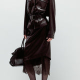 Elegáns, csipkével díszített bőrszoknya