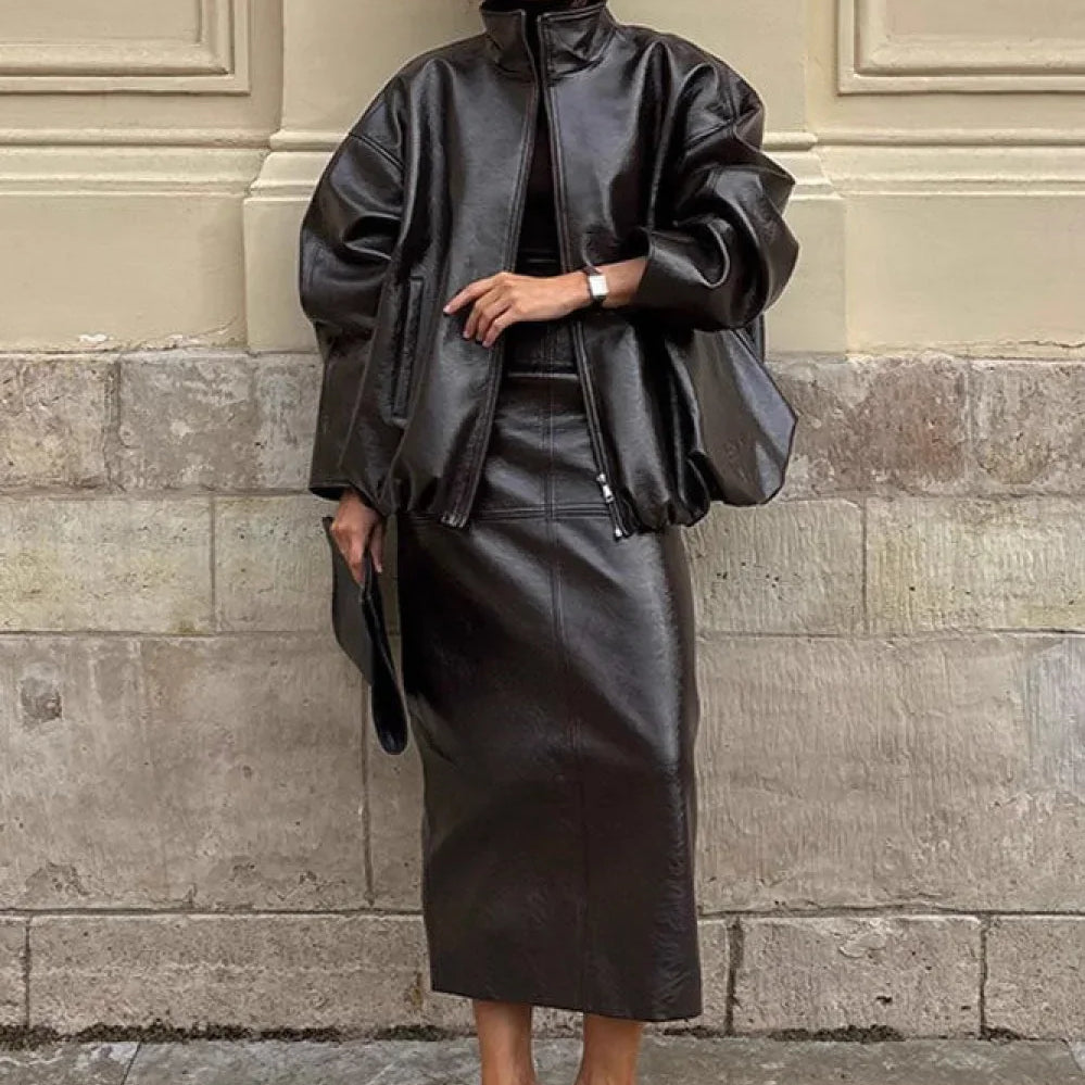 Elegáns, kétrészes szett: sima lakkbőr kabát és szoknya állógallérral