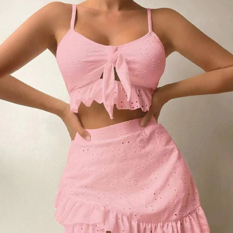 Női bikini – Kétrészes szett – Elülső megkötő – Hímzett fűzőlyukak – Fodros szoknya