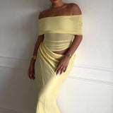 Hosszú, váll nélküli, rakott tüllruha panelekkel és kivágásokkal