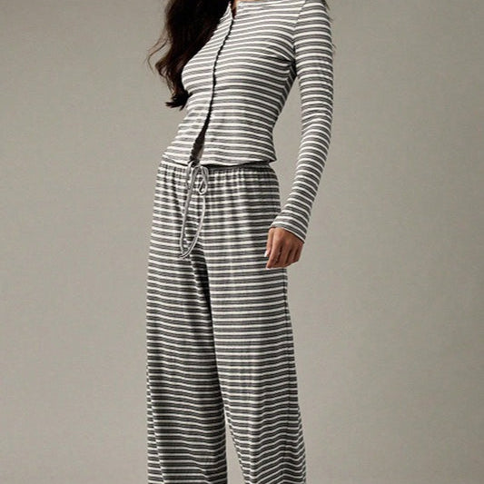 Könnyű, kétrészes szett csíkos gombzsinórral