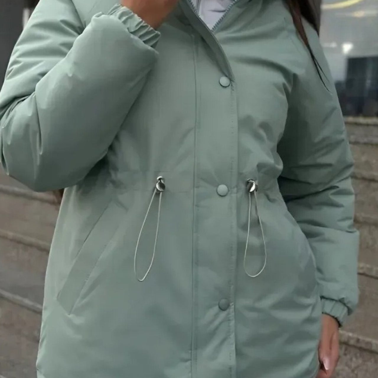 Szabadidős és szabadtéri sportkabát állítható húzózsinóros derékkal, ideális hegymászáshoz és szabadtéri tevékenységekhez.