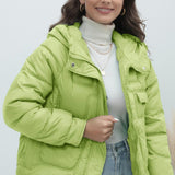 Élénk színű pufi kabát magas gallérral