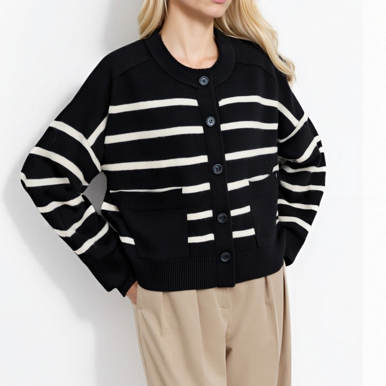 Csíkos kötött kardigán kerek nyakkal és gombos zsebbel