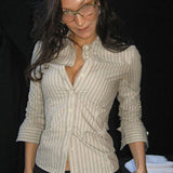 Elegáns csíkos blúz nyitott vállú szabással, testhezálló szabással.