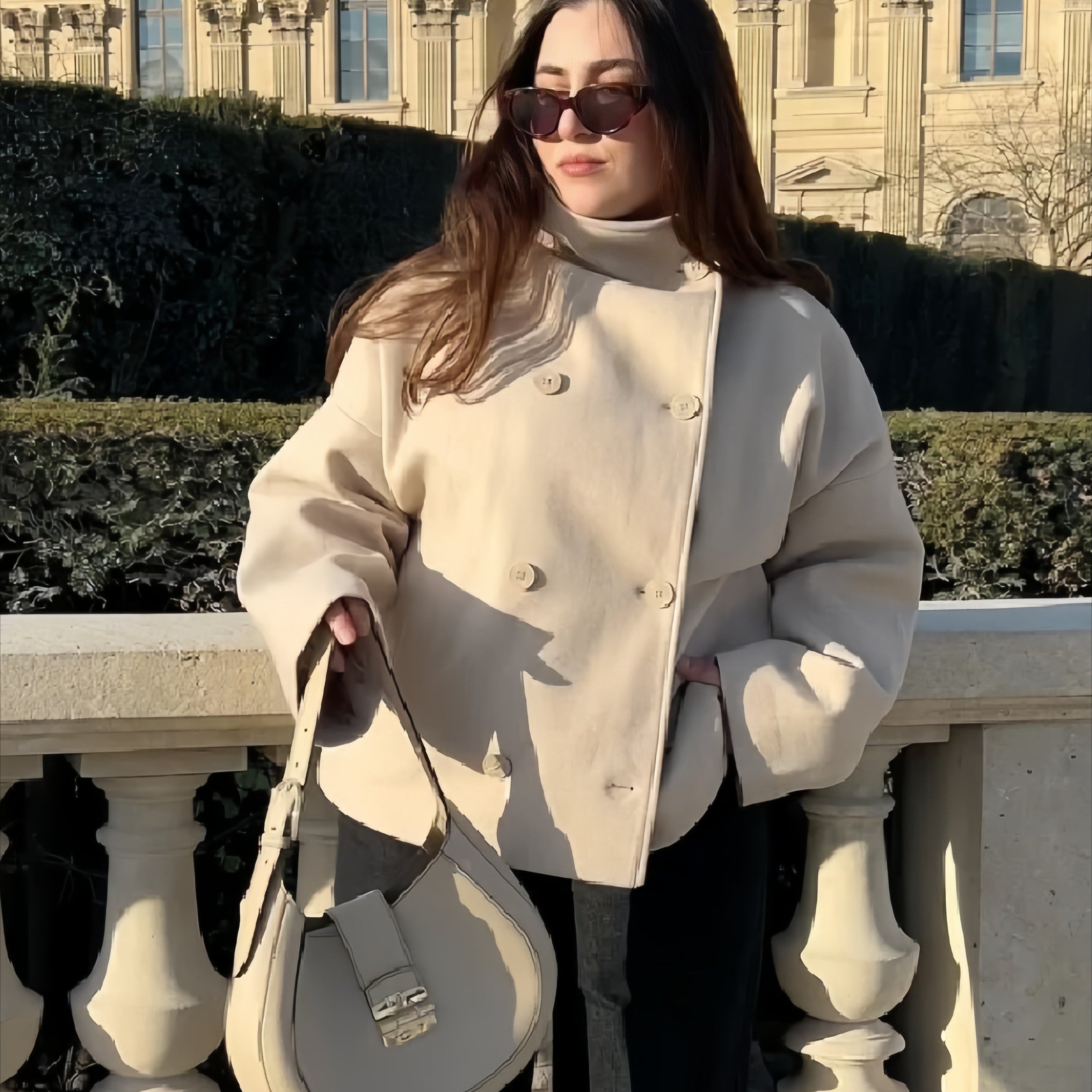 Elegáns, sima gyapjúkabát gombokkal és állógallérral