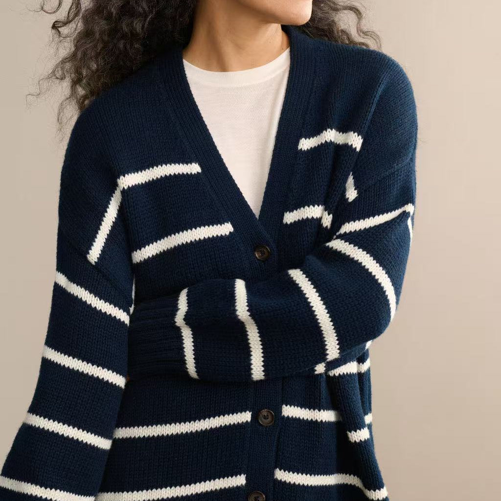 Csíkos, V-nyakú kötött mellény