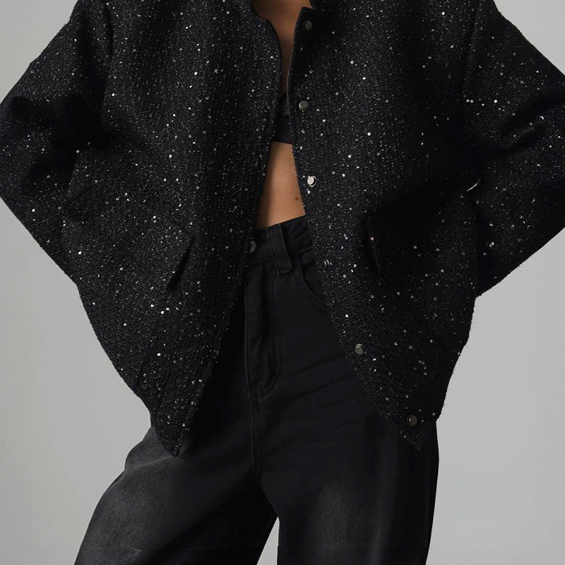 Flitteres kabát magas gallérral és zsebekkel