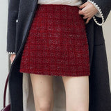 Vastag gyapjúból készült, kockás, testhezálló szoknya